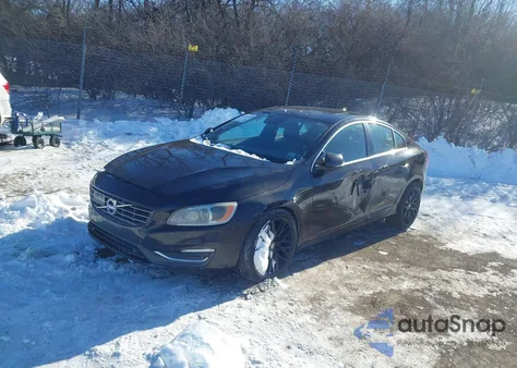 2015 Volvo S60 T6 Platinum z USA, uszkodzony, nr VIN YV149MFM1F2355145